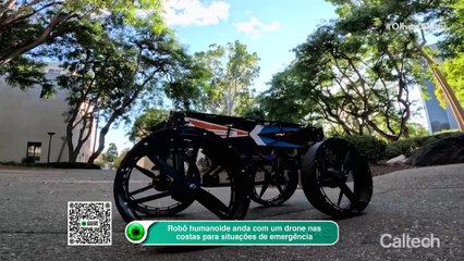 Robô humanoide anda com um drone nas costas para situações de emergência