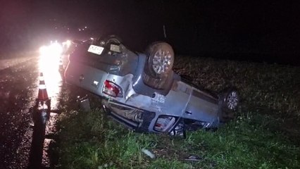 Fiat Strada capota na BR-163, entre Cascavel e Toledo