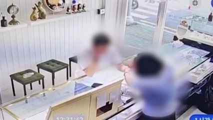 손님 가장해 금은방 귀금속 훔쳐 도주한 50대 구속 / YTN