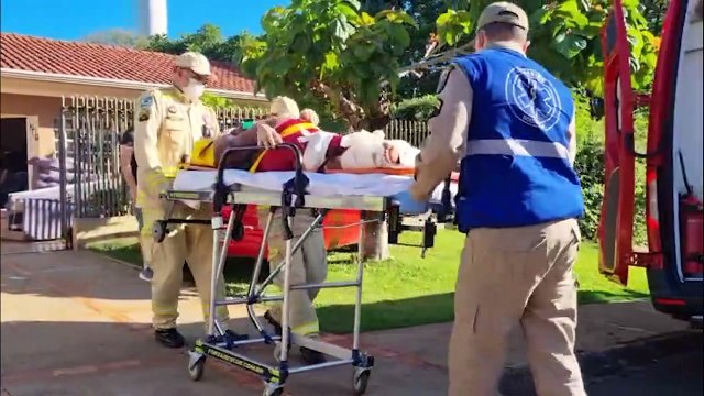 Idosa tem fratura grave ao cair de escada no Bairro Country