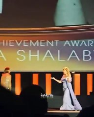 يسرا تنقذ منة شلبي بعد تمزق فستانها