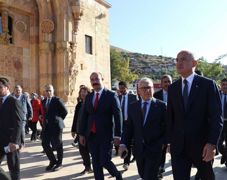 Bakan Ersoy Divriği Ulu Camii ve Darüşşifası'nı ziyaret etti