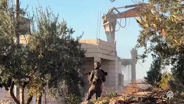 İsrail ordusu, işgal altındaki Batı Şeria'da Filistinlilere ait bir evi yıktı