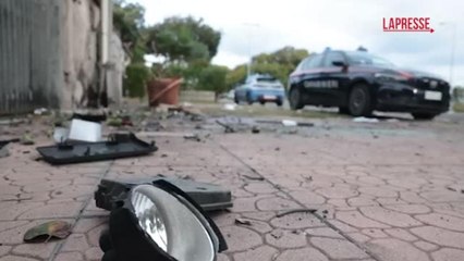 I detriti davanti alla casa di Sigfrido Ranucci dopo che una bomba ha distrutto la sua auto