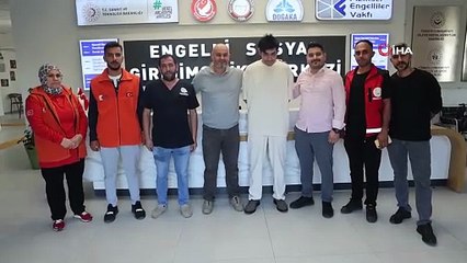 Depremzede Genç 3 Yıl Sonra Tıraş Ettirildi ve Duş Aldırıldı!