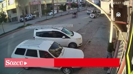 Adana'da motosikletin otomobile çarpması güvenlik kamerasında