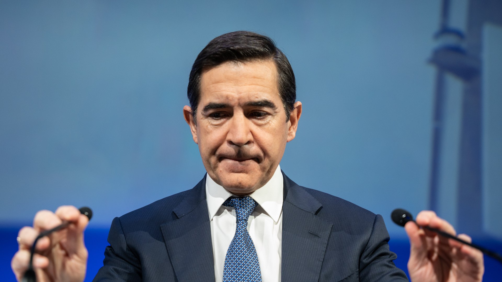 El presidente de BBVA, Carlos Torres, ha calificado como una "oportunidad perdida para todos, especialmente para Espa�a" el fracaso de la segunda OPA lanzada sobre Banco Sabadell. A pesar de no alcanzar el objetivo de control, Torres evita hablar de derrota y asegura que ahora es momento de "mirar hacia adelante". El intento de fusi�n con Sabadell, que ya hab�a sido explorado en 2020 durante la pandemia, vuelve a quedar en pausa tras no alcanzar el umbral m�nimo de aceptaci�n.

BBVA obtuvo el respaldo del 25,47% del capital de Sabadell, por debajo del 30% necesario para plantear una segunda fase con una nueva OPA en met�lico. Este resultado fue inesperado, ya que las previsiones otorgaban a BBVA mayor aceptaci�n entre los accionistas.

Carlos Torres ha descartado rotundamente presentar su dimisi�n: "Mi continuidad no depende de este proceso. Me siento plenamente respaldado por el consejo y la junta de accionistas". Asegura que la operaci�n fue aprobada de forma un�nime por el consejo de administraci�n.

El proceso de fusi�n fallido entre BBVA y Banco Sabadell marca un nuevo cap�tulo en el sector financiero espa�ol, donde las fusiones bancarias siguen siendo clave para el crecimiento y la competitividad en el mercado.