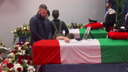 Camera ardente carabinieri, un militare ferito abbraccia la bara del suo comandante morto nell’esplosione della casa