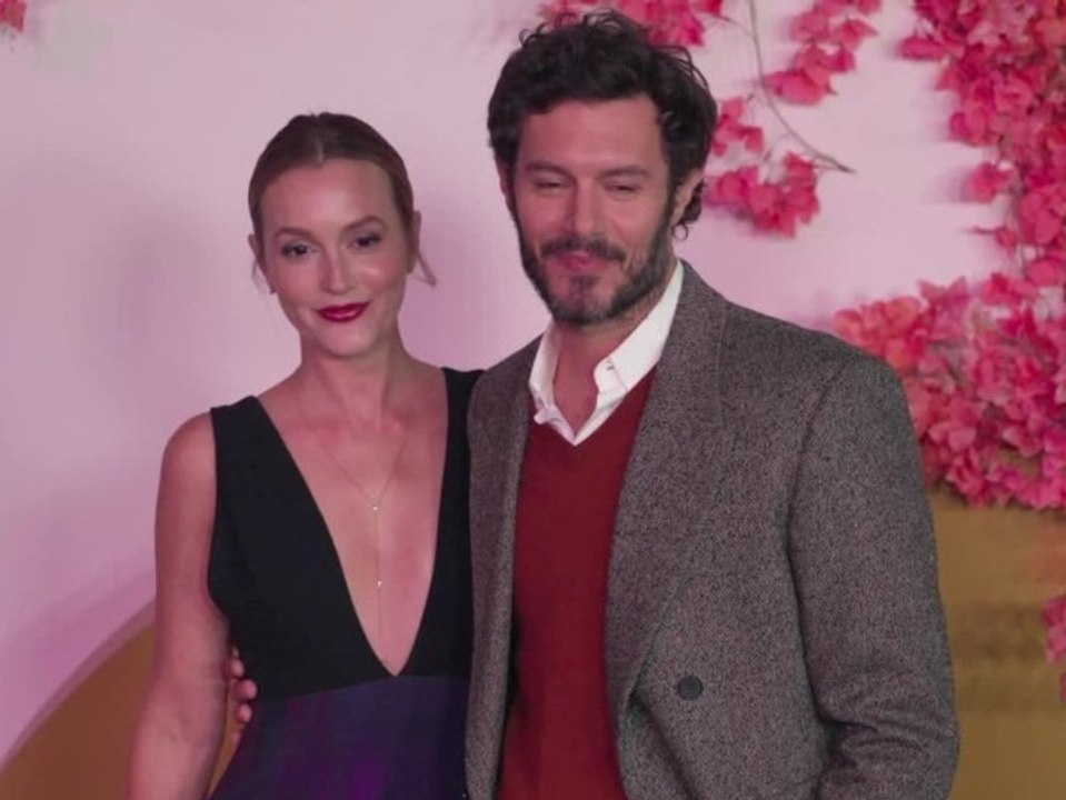 Adam brody und leighton meester feiern premiere von netflix-serie