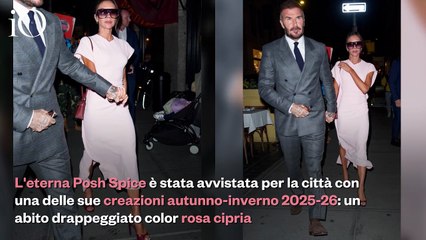 Victoria Beckham, regina di stile a New York con le sue mules rosse