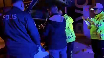 Alkollü olarak yakalanan sürücü polisin sabır testine dönüştü