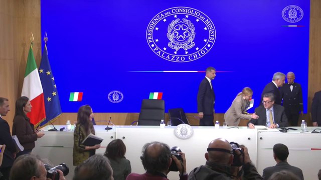 Meloni presenta la manovra 2026 poi si alza e se ne va: «Siamo fuori tempo massimo»