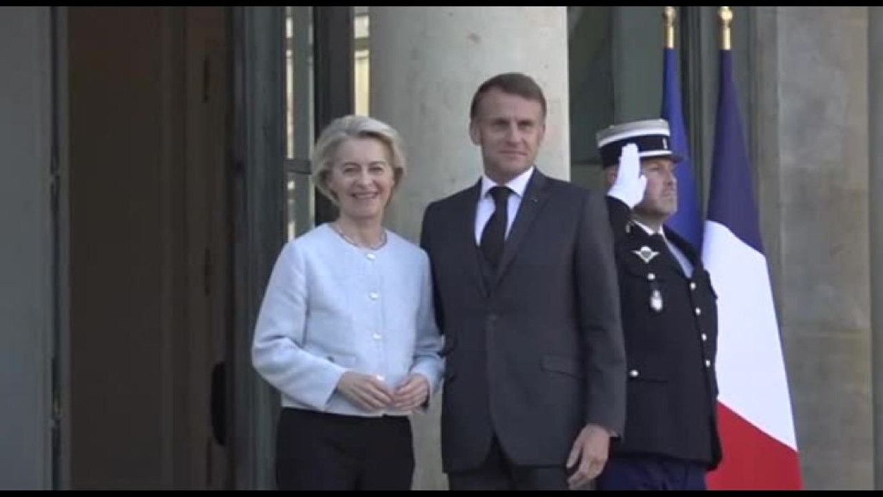 Francia, Macron accoglie Ursula von der Leyen all'Eliseo