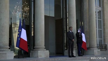 Francia, Macron accoglie Ursula von der Leyen all'Eliseo
