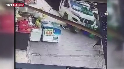 Yolcu minibüsü kaldırımdaki 2 kişiye böyle çarptı