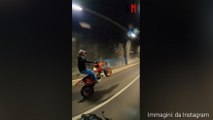 Impennate con moto senza targa, fermati e multati: il video