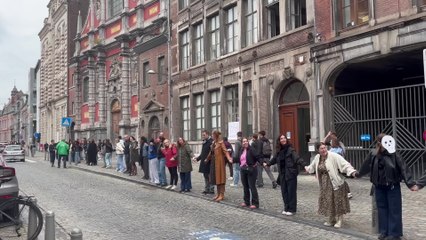 Des profs forment une chaine humaine pour défendre l'enseignement à Liège