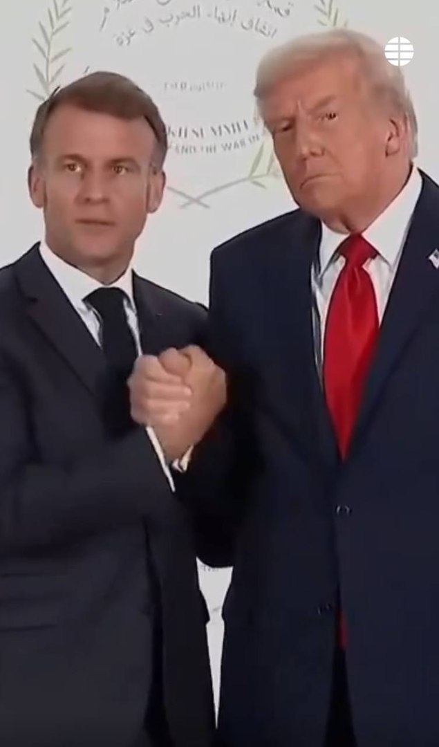 Desde llamar "guapa" a Meloni hasta confesar que muchos de los l�deres europeos "no me ca�is nadia bien"

Trump fue el absoluto protagonista de la cumbre sobre el acuerdo de Paz en Gaza celebrado en Egipto. No solo fue un d�a hist�rico, sino lleno de an�cdotas.

Esboz� sonrisas y chistes a todos los l�deres cuando desfilaban por el besamanos. Y se guard� las pullitas para despu�s, como con Macron, con quien protagoniz� un tenso pulso durante el saludo.