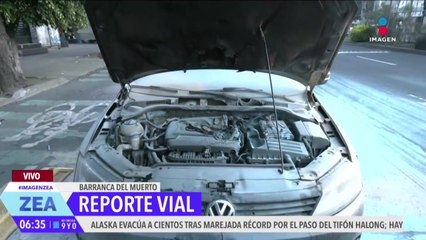 Motor de automóvil suelta humo en Barranca del Muerto