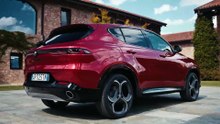 Le SUV compact italien Alfa Romeo Tonale restylé affirme son caractère sportif