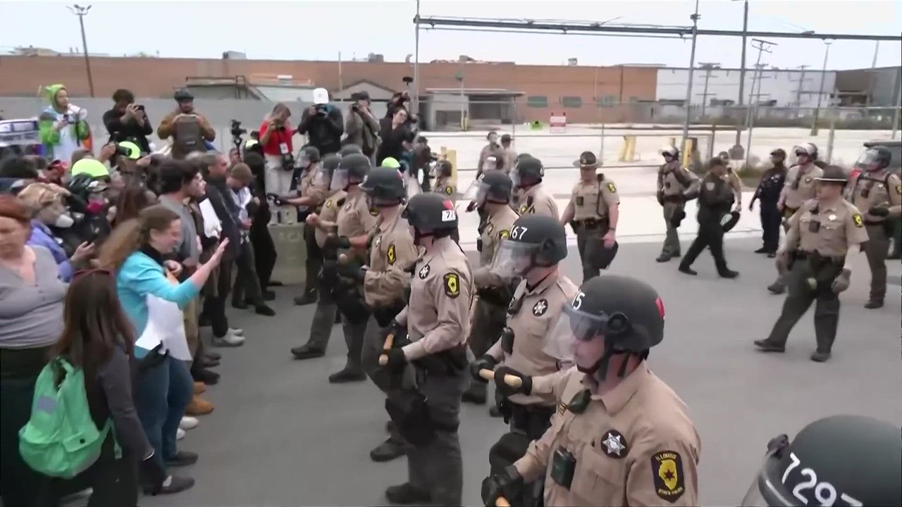 Chicago PROTESTERS Clash With Police as ICE Arrests Escalate Amid Trump Deportation Surge