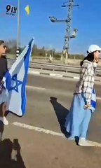 Siyonist barbarlar bir kez daha kan dondurdu: Bebekleri tırların önüne atarak yardımların Gazze girmesini önlediler