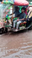 বৃষ্টির পানিতে চলে এমন গাড়ি! অবিশ্বাস্য প্রযুক্তি 😲🌧️