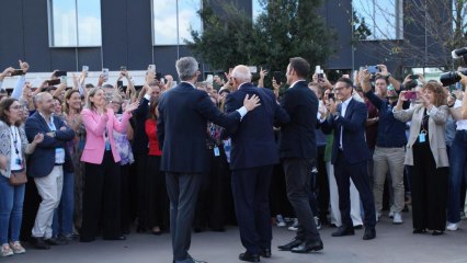 Al grito de "presi", "presi": así ha llegado Oliu a la sede del Sabadell.