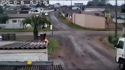 Ciclista “voa” após ser puxado por fios derrubados por caminhão em Lages