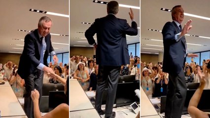 César González-Bueno celebra encima de una mesa con los trabajadores del Sabadell el fracaso de la OPA