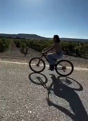 Paseo en bicicleta de los invitados a la boda de la hija de Antonio Banderas