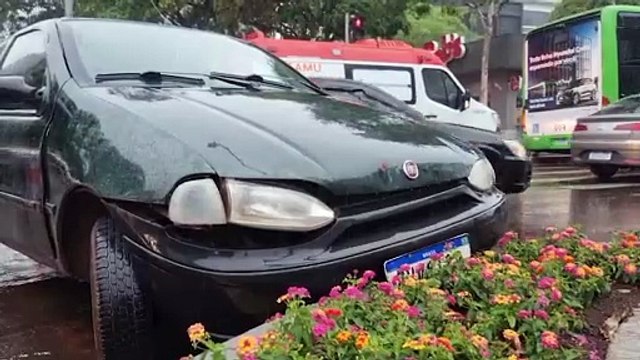 Bebê recém-nascido é atendido após colisão entre carro e ônibus no Centro de Cascavel