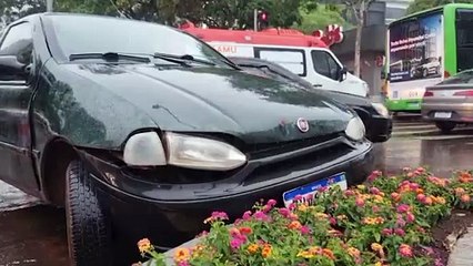 Bebê recém-nascido é atendido após colisão entre carro e ônibus no Centro de Cascavel