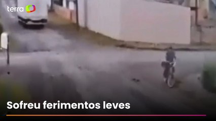 Idoso em bicicleta ‘voa’ após fiação se prender em caminhão em SC