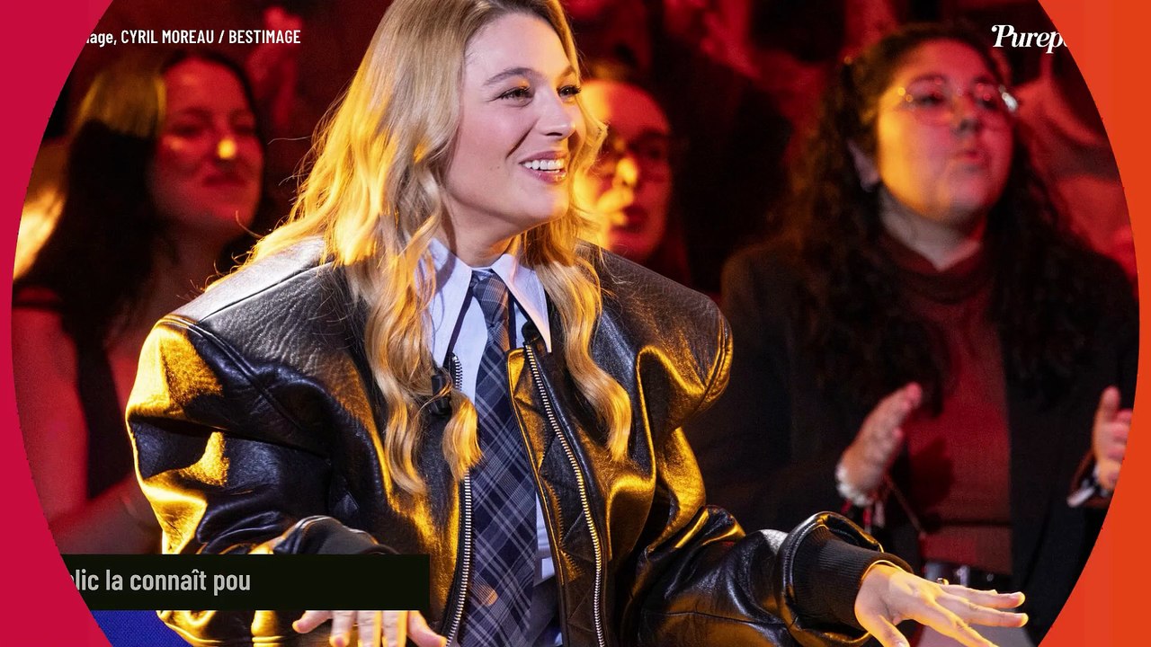 Normalement, la chanteuse Santa n'est pas blonde et les cheveux lisses ! Cette technique qu'elle utilise pour changer de tête