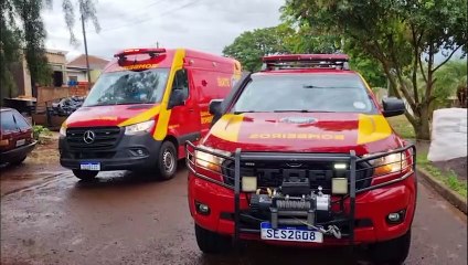 De joelhos e com as mãos para o céu, filho acompanha resgate crítico do pai