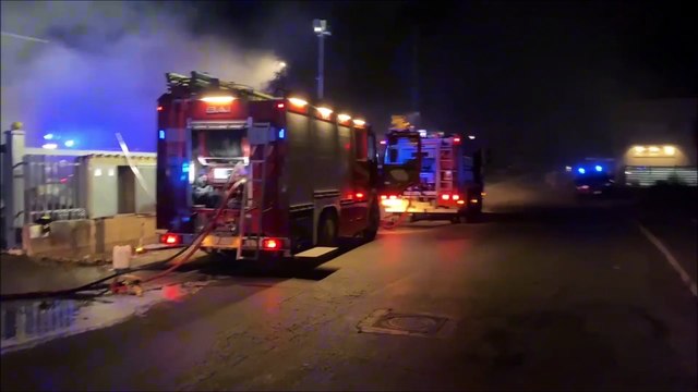 Incendio devasta azienda in provincia di Arezzo, le fiamme impressionanti divorano tutto