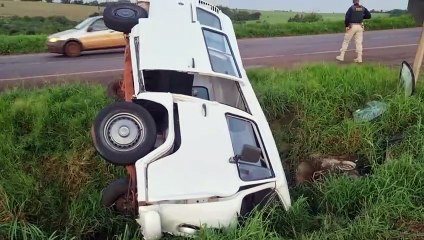 Colisão na BR-163 termina com Kombi tombada e Vectra com a frente destruída
