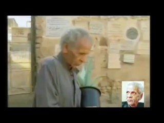 احمد فؤاد نجم يضع صباره على قبر الشيخ امام ويعاتبه