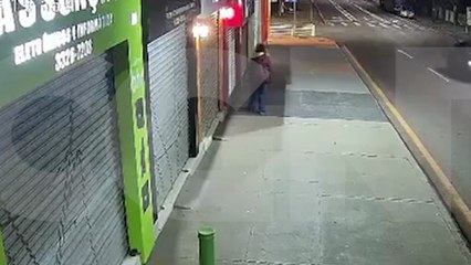 Pichadora age à noite e suja comércio na Rua São Paulo, em Cascavel