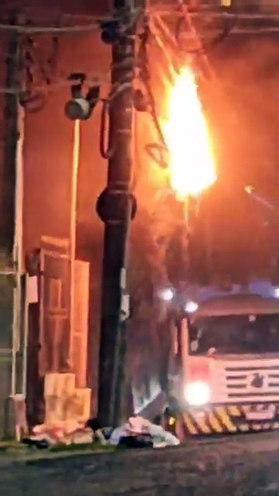 Caminhão de lixo bate em poste e fiação pega fogo em bairro de Salvador
