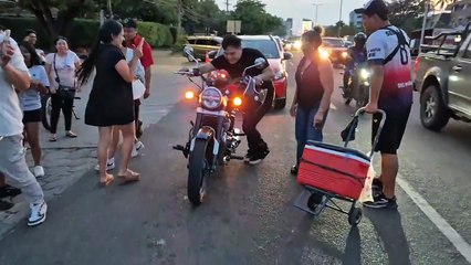 “Enojarse es peor”: Luis Vega hace fila por gasolina y lo toma con humor