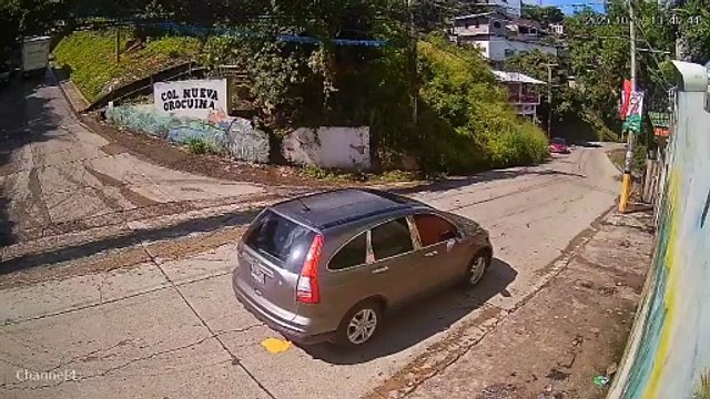 En video captan momento cuando un camión se volcó en la colonia capitalina