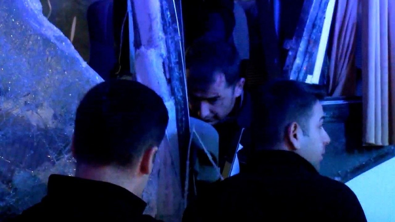 İstanbul’da çevik kuvvet otobüsü kaza yaptı, sürücü polis yaralandı