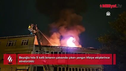 Beyoğlu’nda bir iş yerinin çatısı alev alev yandı