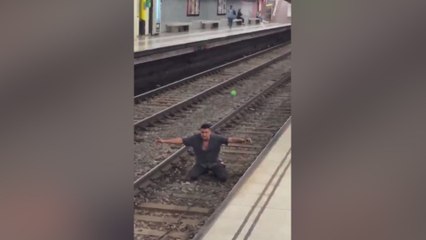 Un hombre se arroja a las vías del Metro en Barcelona y se arrepiente justo antes de ser atropellado