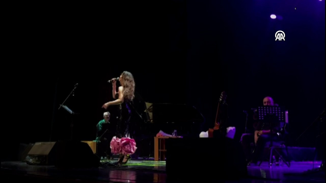 Gökçe Bahadır ve Emir Ersoy Bursa\'da konser verdi