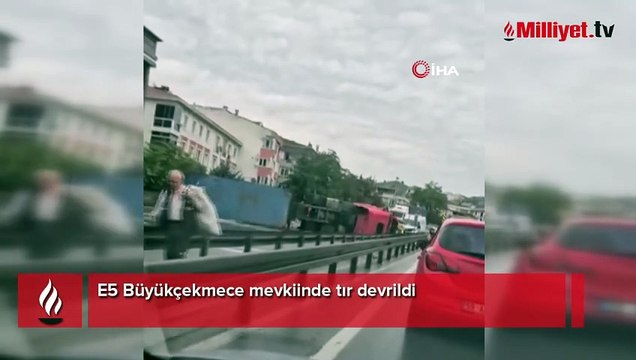E-5'te TIR devrildi! Trafik durma noktasına geldi