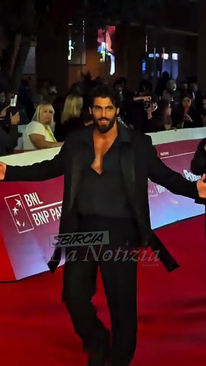 Can Yaman conquista il Red Carpet della Festa del Cinema di Roma
