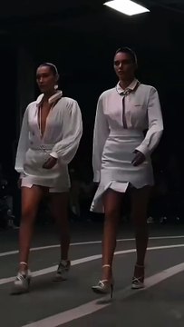 Bella Hadid #BellaHadid #model #modeling #celebrity #walking #catwalk #horsewalk